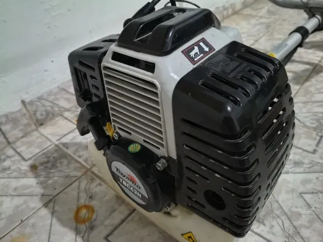 Roçadeira a Gasolina Toyama TBC43H + Kit Completo de Acessórios