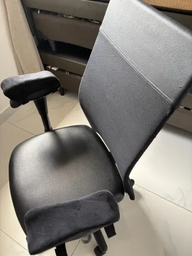 Cadeira Escritório com ajuste de braços (suporta 130kg)