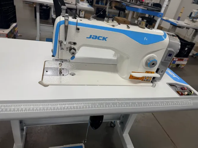 Máquina Reta Industrial JACK F4 Direct Drive - Seminova