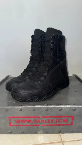 bota oakley assault assault 42 também veste 43