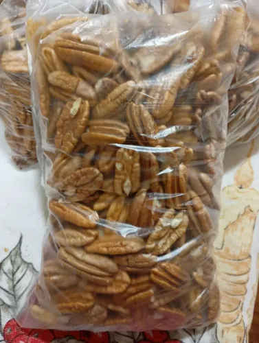 Nozes pecan descascada e selecionadas