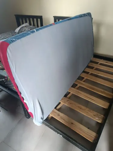 CAMA auxiliar de madeira maciça com colchão semi novo