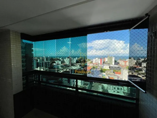Apartamento com móveis projetados e varanda/sacada com vista para o mar da praia do Bessa 