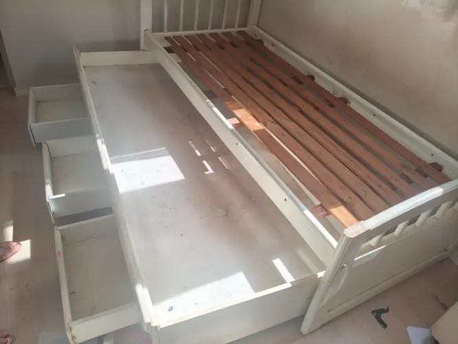 Vendo cama de solteiro com cama auxiliar,  3 gavetas com colchão e criado mudo!