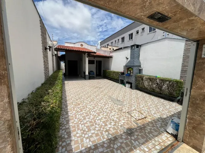 Casa plana em bairro residencial, com 3 quartos - Porteira Fechada.