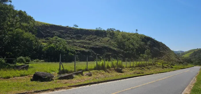 Lote/Terreno para aluguel tem 2100 metros quadrados