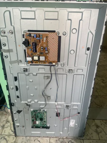 4 tvs só com placas e uma tela sem placas! 