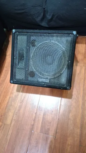 2 caixas de som passivas Yamaha 12 polegadas e dois pedestais de aluminio