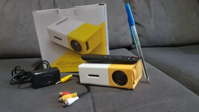 Mini Projetor YG300 Portátil - Cinema em Casa (Saldo de Loja)