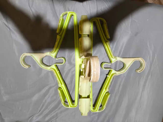 Cabide para roupa e equipamento de mergulho 