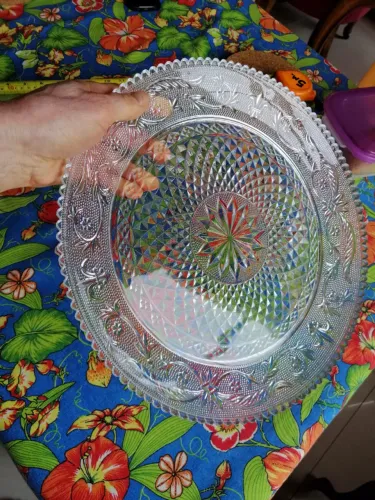PRATO DE SERVIÇO PARA BOLOS E PUDINS, etc., com belas decorações em relêvo em ótimo estado