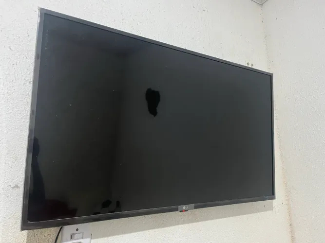 TV LG 43 em ótimo estado com controle