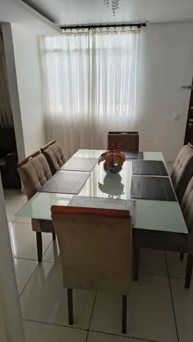 Mesa e cadeira para sala