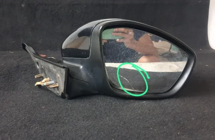 Retrovisor LD Peugeot 2008 15/24 com avaria