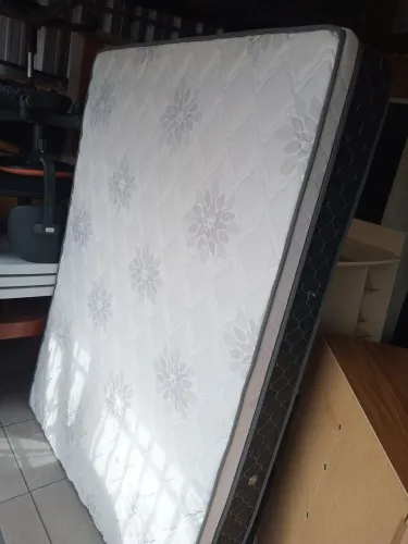 Colchão casal molas ensacadas e semi novo. (Entrego)