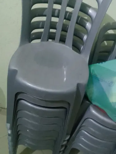 Cadeiras de plásticos cinza 