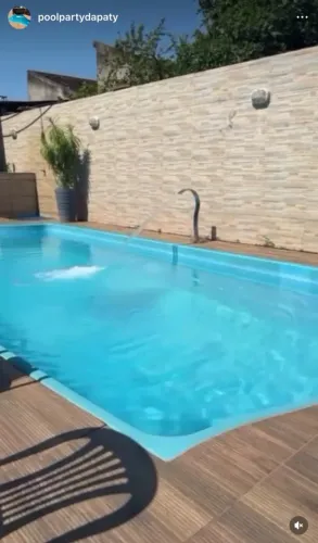 Casa com piscina e churrasqueira