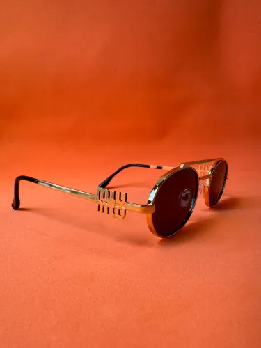 Óculos de sol oval miu miu novo
