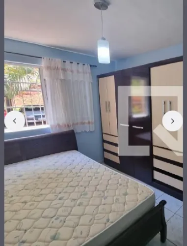 Excelente cama de casal de madeira nobre