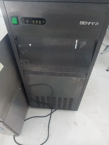 Vendo máquina de gelo benmax tá com defeito 