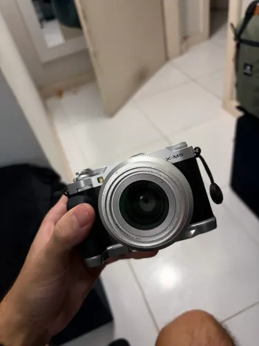 Câmera Fujifilm X-M5 + 25mm 1.8 + grip smallrig