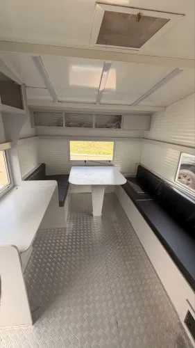 Trailer em alumínio 5,50 x 2,40m com banheiro