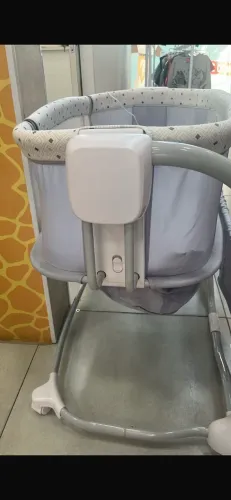 Berço que balança com 5 velocidades e toca música via Bluetooth,pouco usado