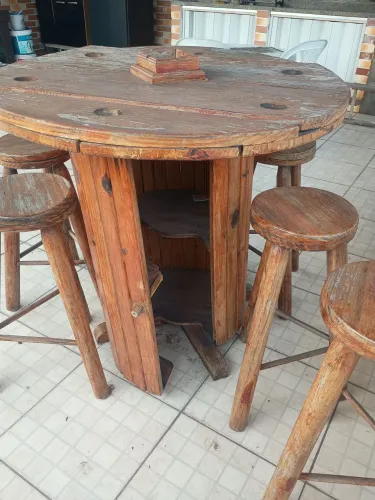Mesa feira em madeira, ótima para áreas gourmet com 6 bancos