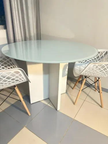 Mesa de Jantar redonda com tampo de vidro (SEM CADEIRAS).
