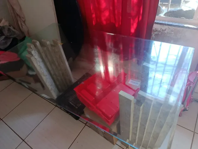 ? Mesa de Jantar com Tampo de Vidro Bisotado - R$ 900