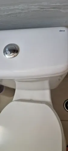Vaso sanitário com caixa acoplada Deca. 1 inteiro ria e outro avariado