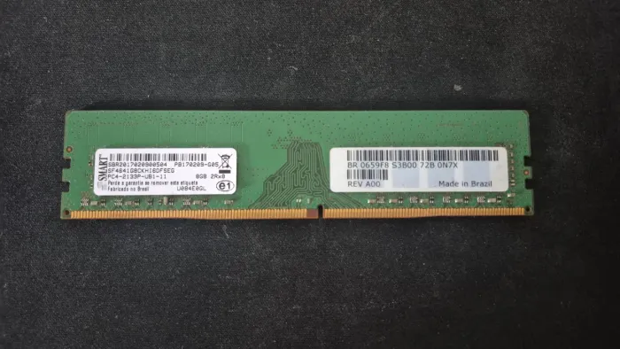 Memória RAM DDR4 de 8GB para computador desktop.