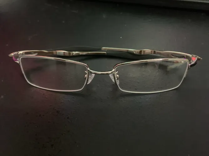 armação de óculos lupa de descanso oakley prata