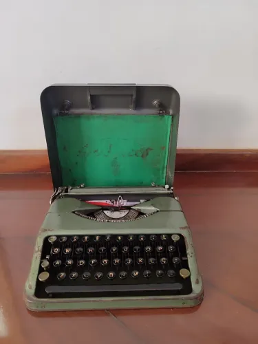 Máquina de escrever olivetti lettera (22 anos)