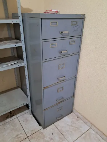 Vendo Armário de aço