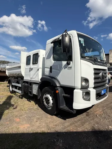 Vw 17210 2023 caçamba basculante cabine auxiliar estado de zero