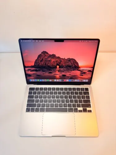 MacBook Air M2 2022 | 13.6 Starlight | 8GB RAM | 256GB SSD UR0285