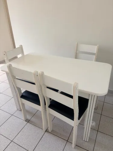 Mesa de jantar com 4 cadeiras