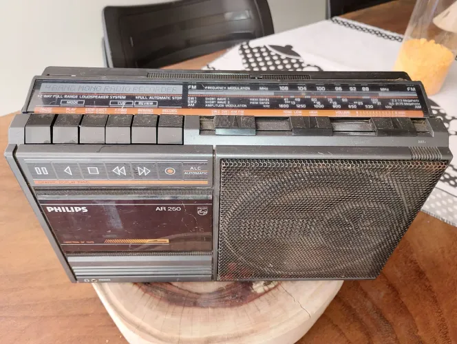 VENDO RÁDIO ANTIGO PHILIPS AR250