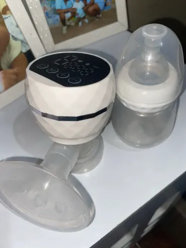 bomba de tirar leite elétrica com a mamadeira