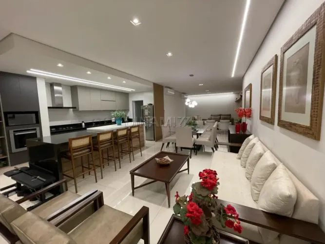 Apartamento próximo ao Uirapuru Iate Clube com acabamento fino e impecável.