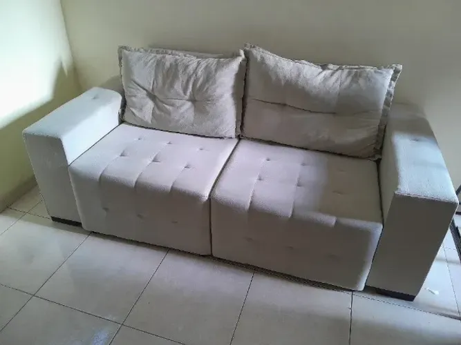 Sofá retrátil, 3 lugares, bem conservado, na cor bege