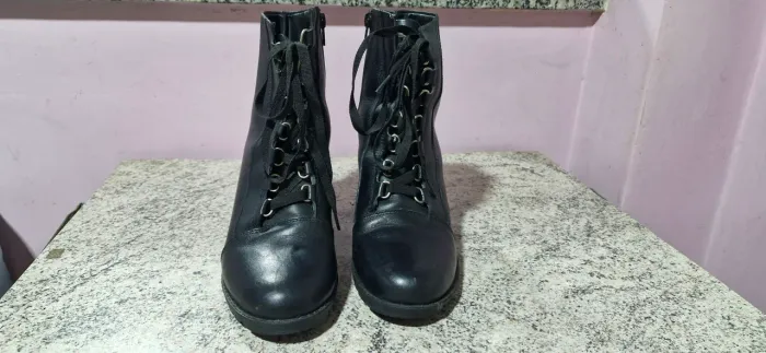 Bota Coturno com salto preta Constance 37