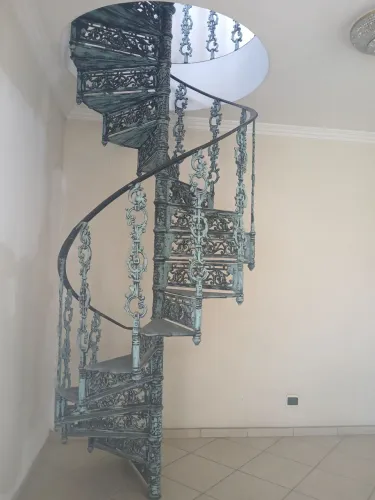 Vendo escada de ferro fundido. Relíquia