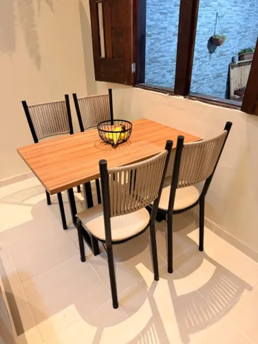 Mesa e cadeiras de jantar 4 lugares