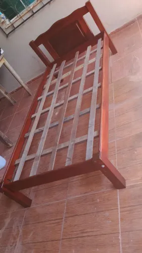 Vendo essa armaçao madeira de cama solteiro