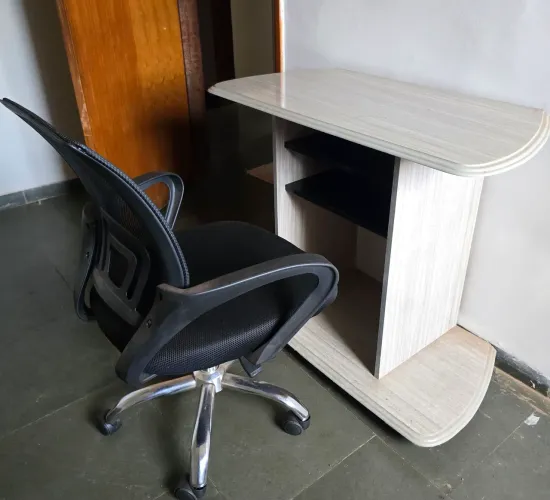 Mesa Para Computador + Cadeira de Escritório
