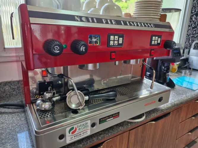 Máquina de café expresso Astoria com dois grupos e moedor de grãos