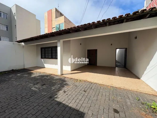 Casa residencial com 3 quartos sendo 1 suíte disponível para locação no bairro Santa Mônic