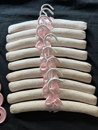 Cabides infantil almofadado + cabides simples da on rosa